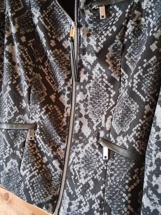 NWOT Womens DKNY Black and Gray Snake-Print Zip Jacket Faux Leather Trim - Picture 2 of 6